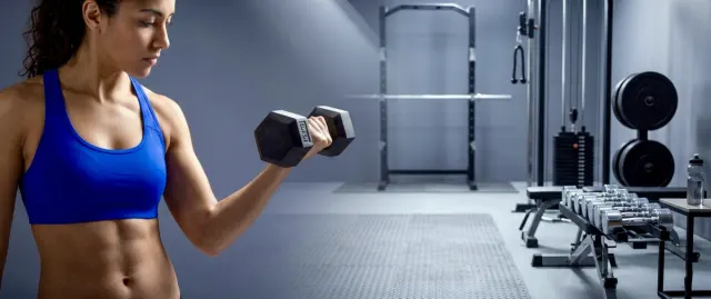 Mujer haciendo ejercicio en su gimnasio privado.