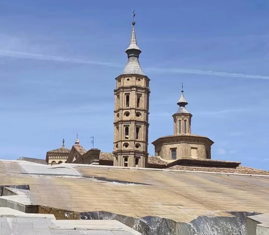 La plaza del Pilar y el Puente de Piedra 