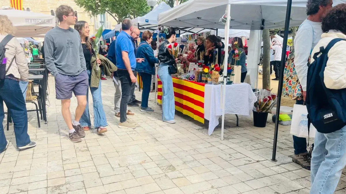 Una pareja en la plaza.