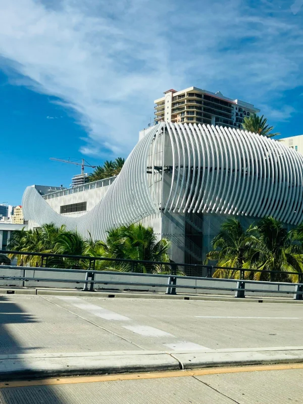Este edificio es el Las Olas Parking Garage, un moderno y galardonado garaje público operado por la ciudad de Fort Lauderdale, en Florida.